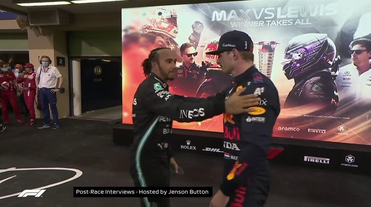 Lewis Hamilton l-a îmbrățișat pe Max Verstappen după cursa de la Abu Dhabi