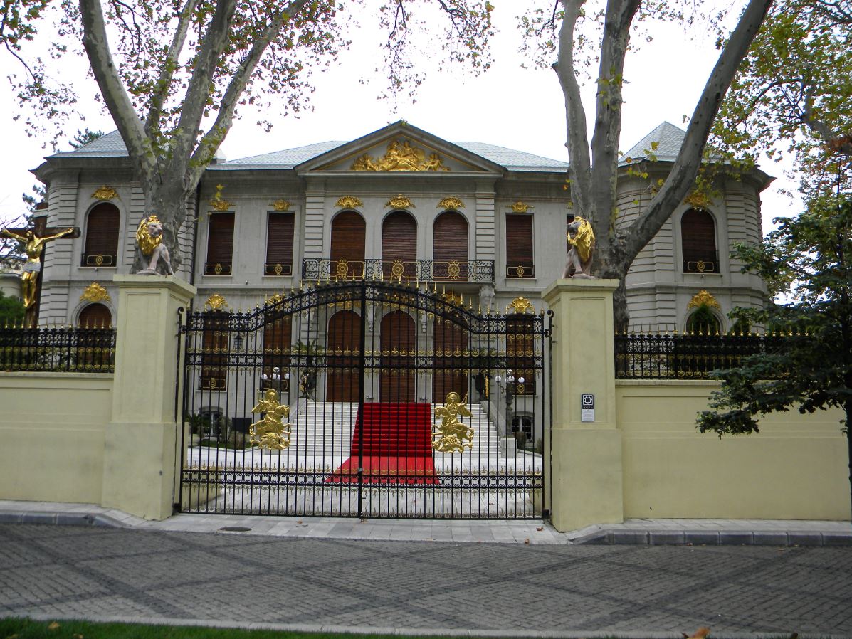 Palatul lui Gigi Becali a fost construit în 1920 şi a fost naţionalizat după venirea comuniştilor la putere 