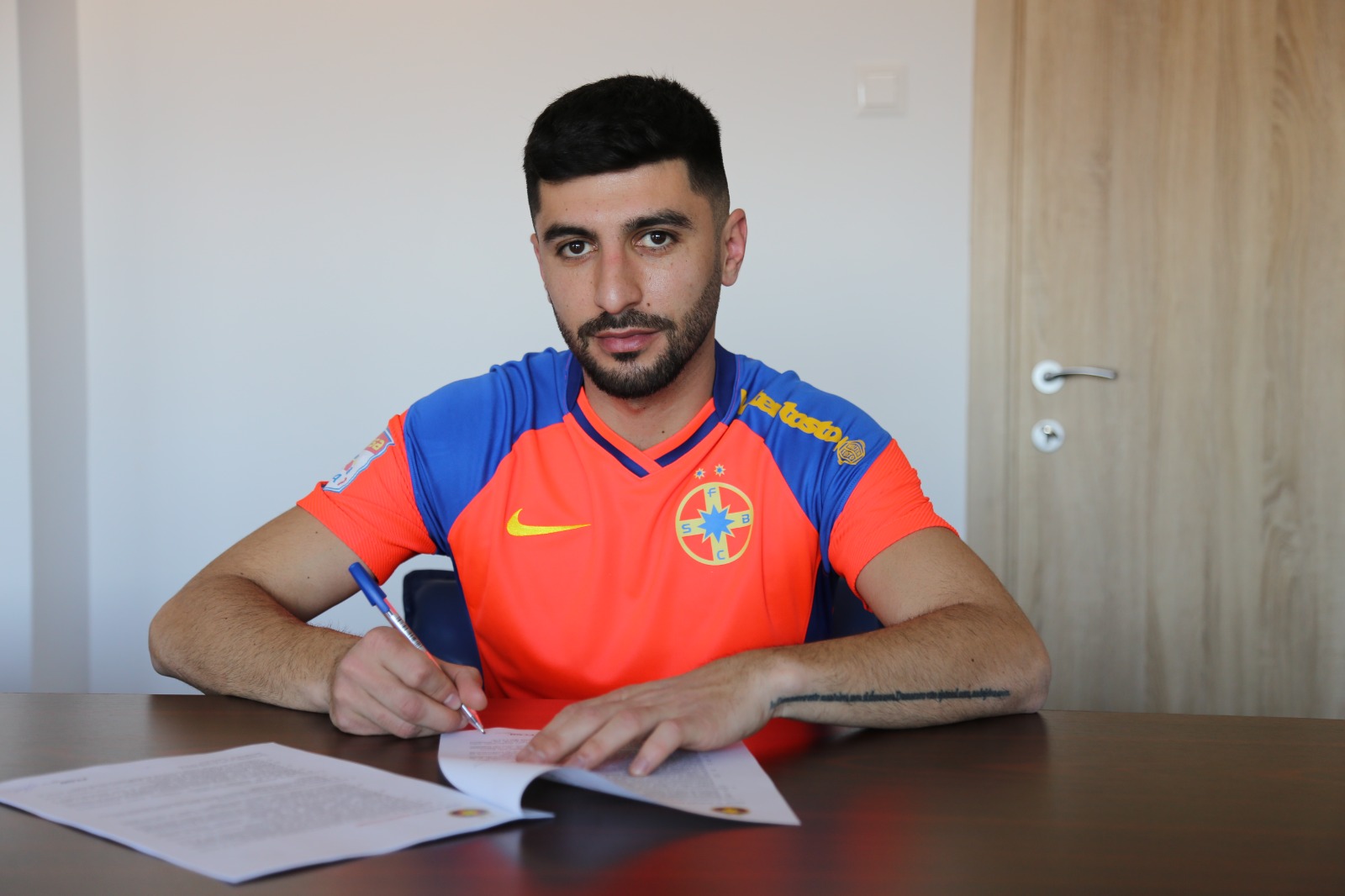 Florin Achim, în momentul în care a semnat înţelgerea cu FCSB 