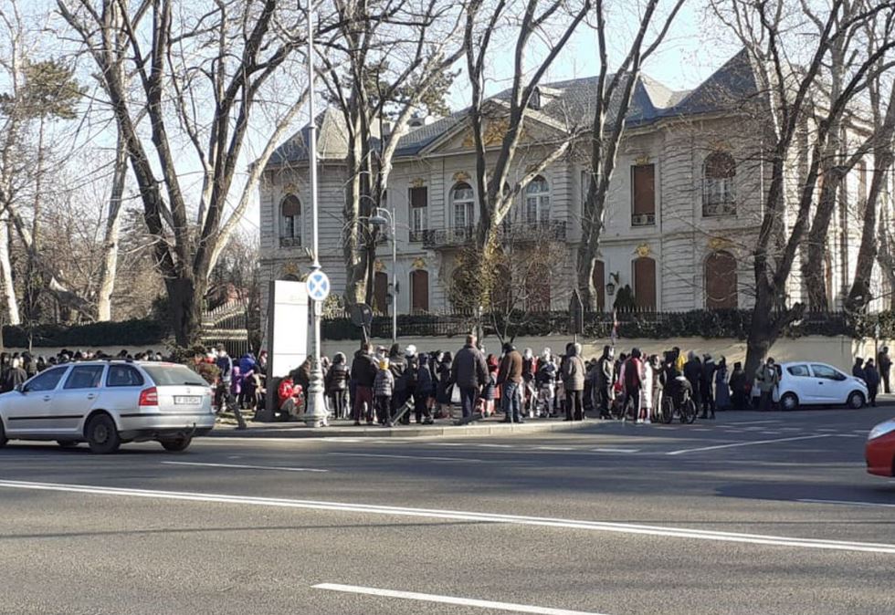 Palatul lui Gigi Becali, luat cu asalt de persoanele nevoiașe. Sursa foto: gsp.ro