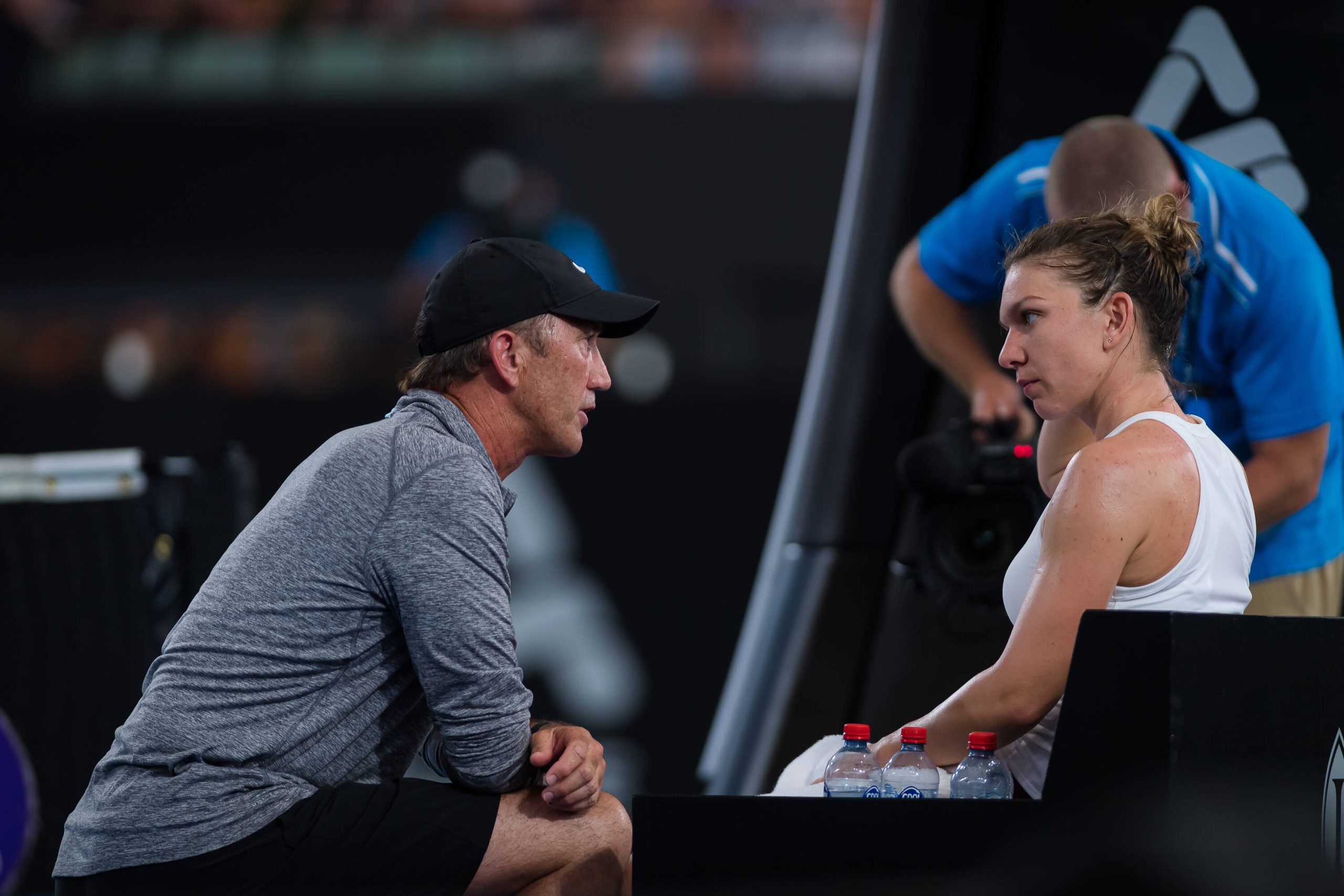 Cahill alături de Simona Halep, în timpul unui meci al româncei 