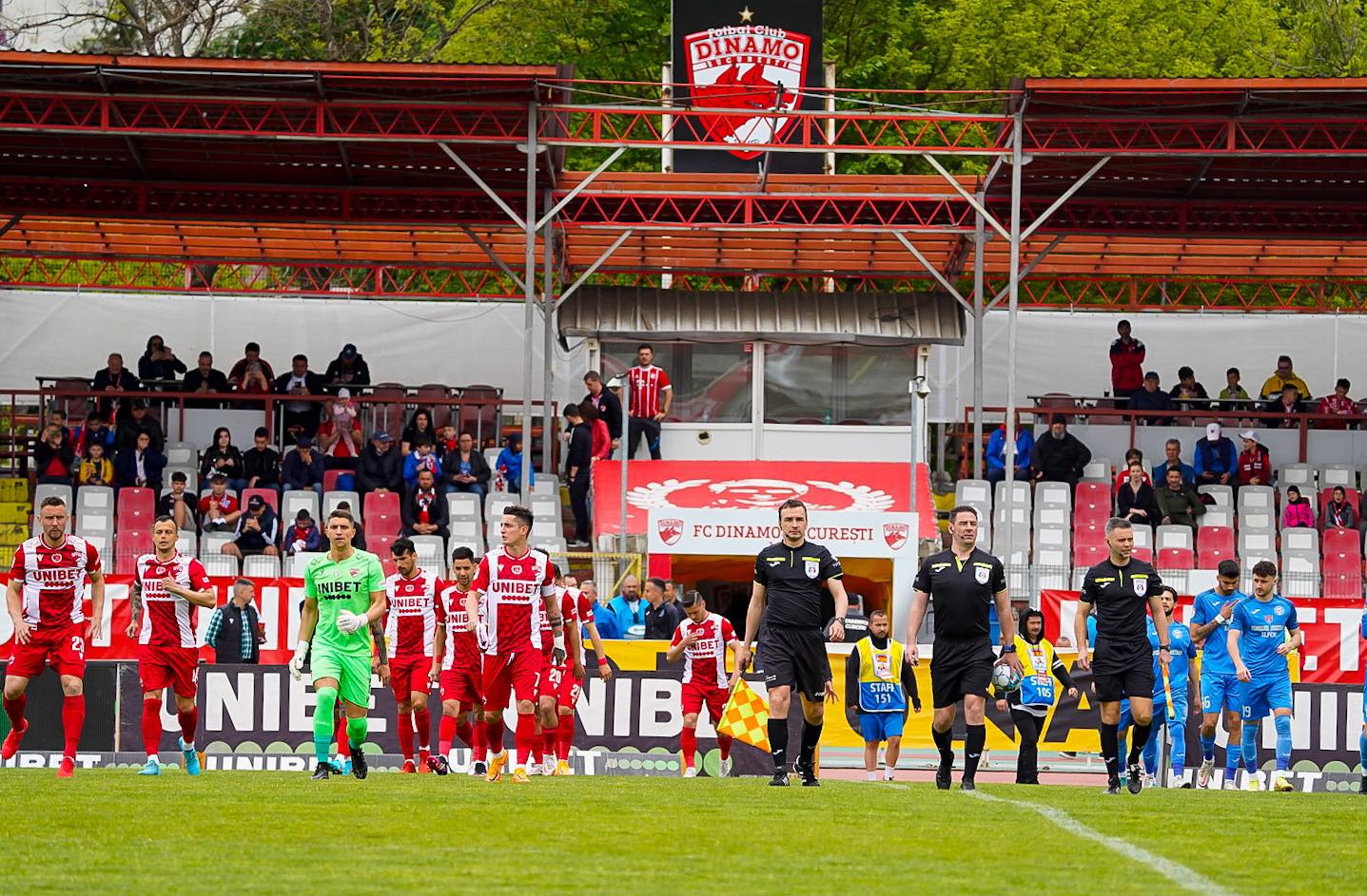 A început duelul Dinamo - Academica Clinceni