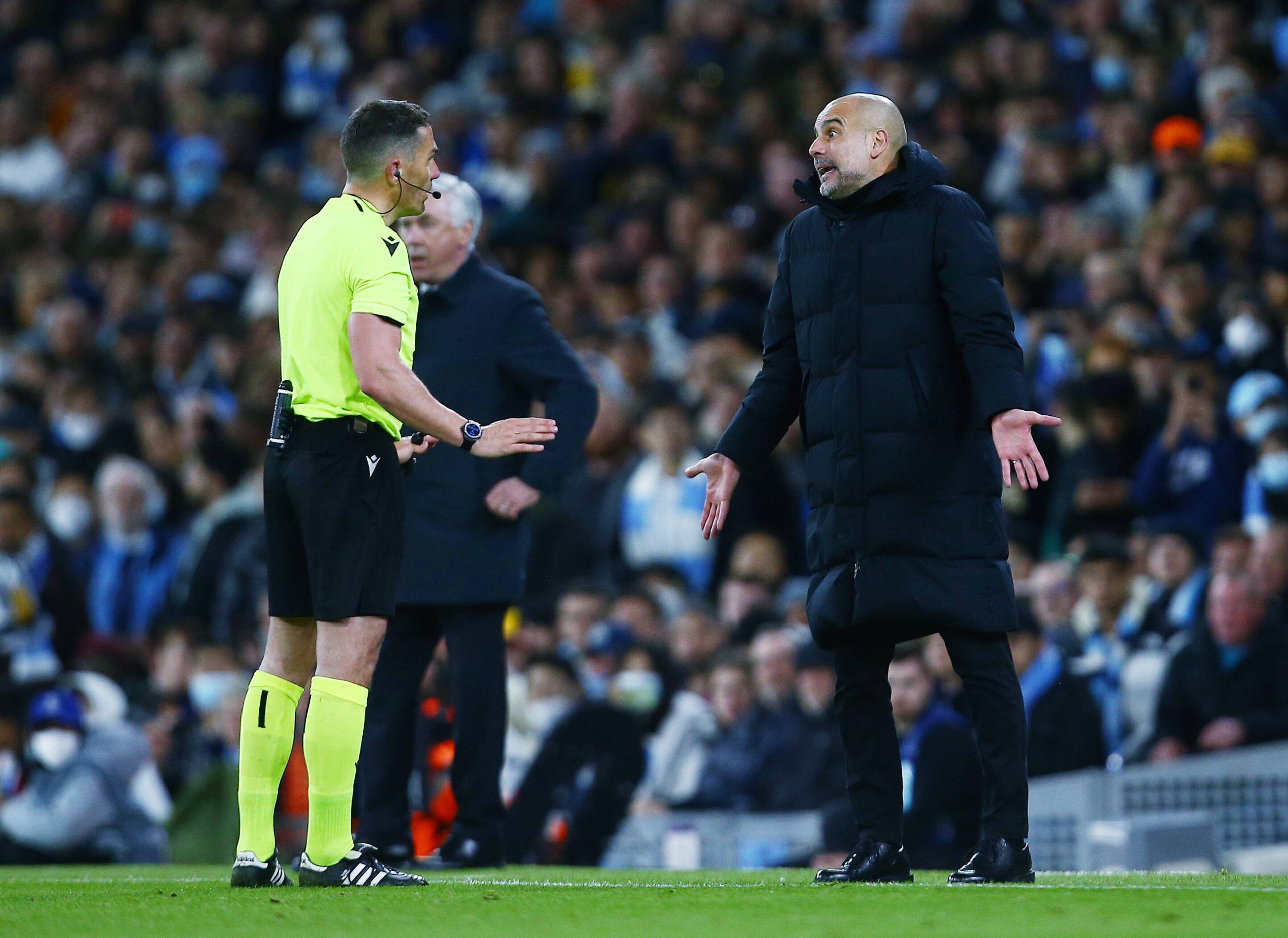 Pep Guardiola i-a reproșat lui Istvan Kovacs neacordarea unui fault. Arbitrul român i-a arăutat cartonașul galben