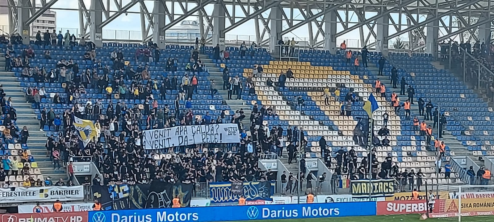 Fanii Stelei, ironizați de suporterii „lupilor galbeni”