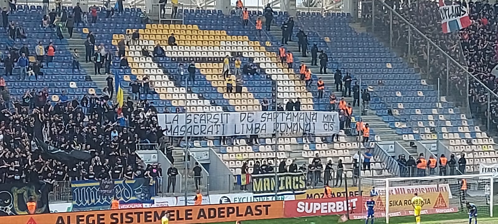 Banner afișat de fanii Petrolului