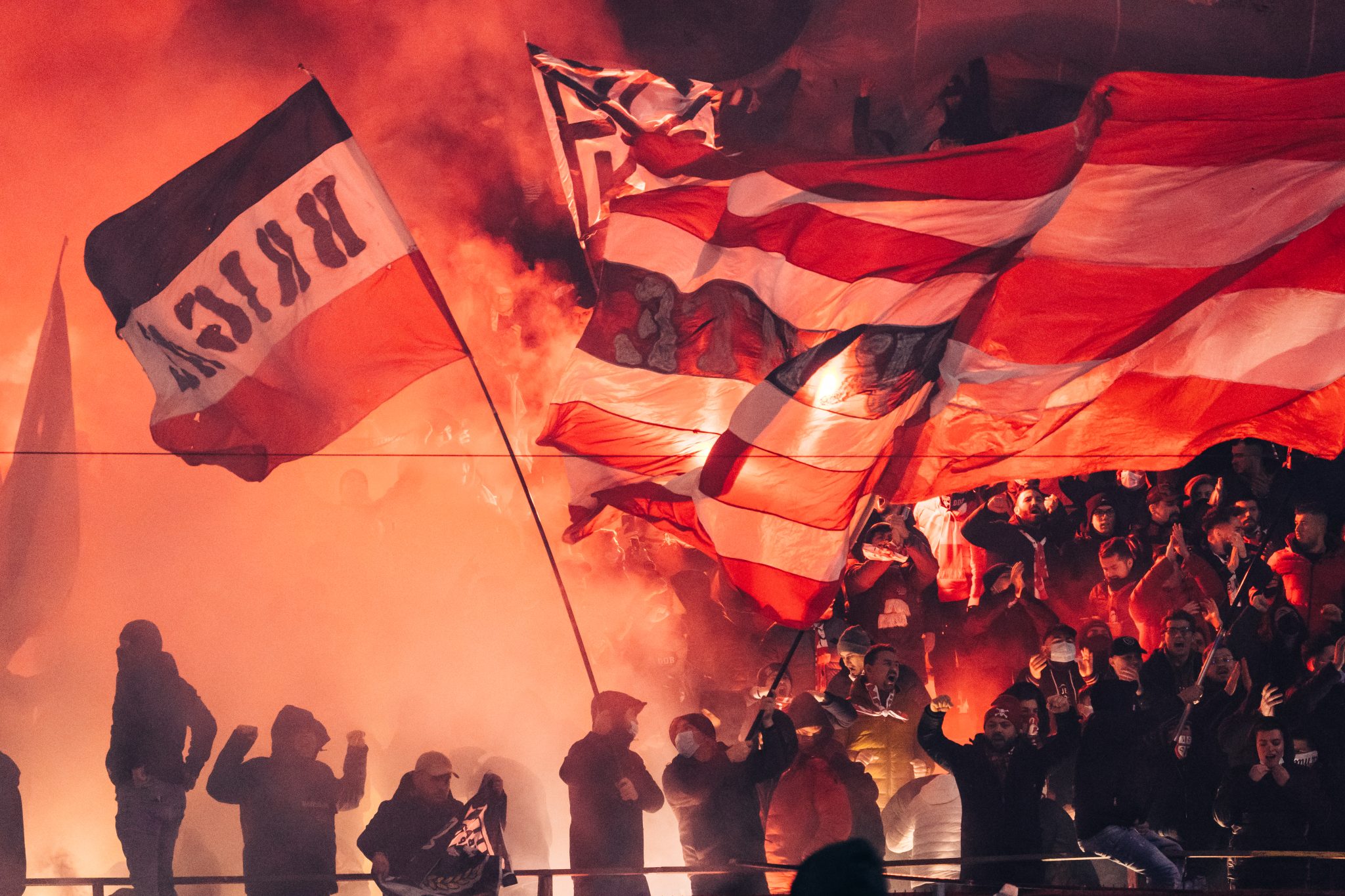 Fanii lui Dinamo, de o violență rar întâlnită înaintea returului cu U Cluj. Jucătorii lui Dusan Uhrin, amenințați cu 'moartea'