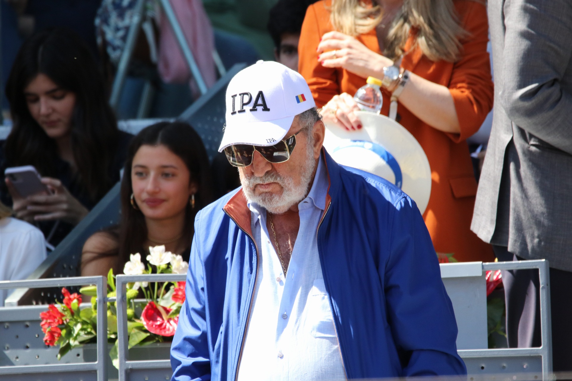 Ion Țiriac a purtat o șapcă având pe ea tricolorul României la meciul dintre Rafael Nadal și Carlos Alcaraz de la turneul de la Madrid. Sursă foto: ProSport
