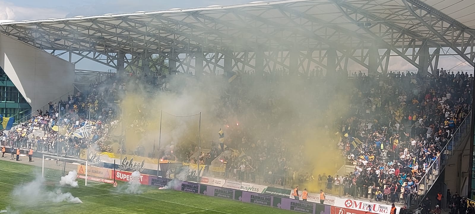 Arbitrul a întrerupt partida Petrolul - CSA Steaua din cauza torțelor