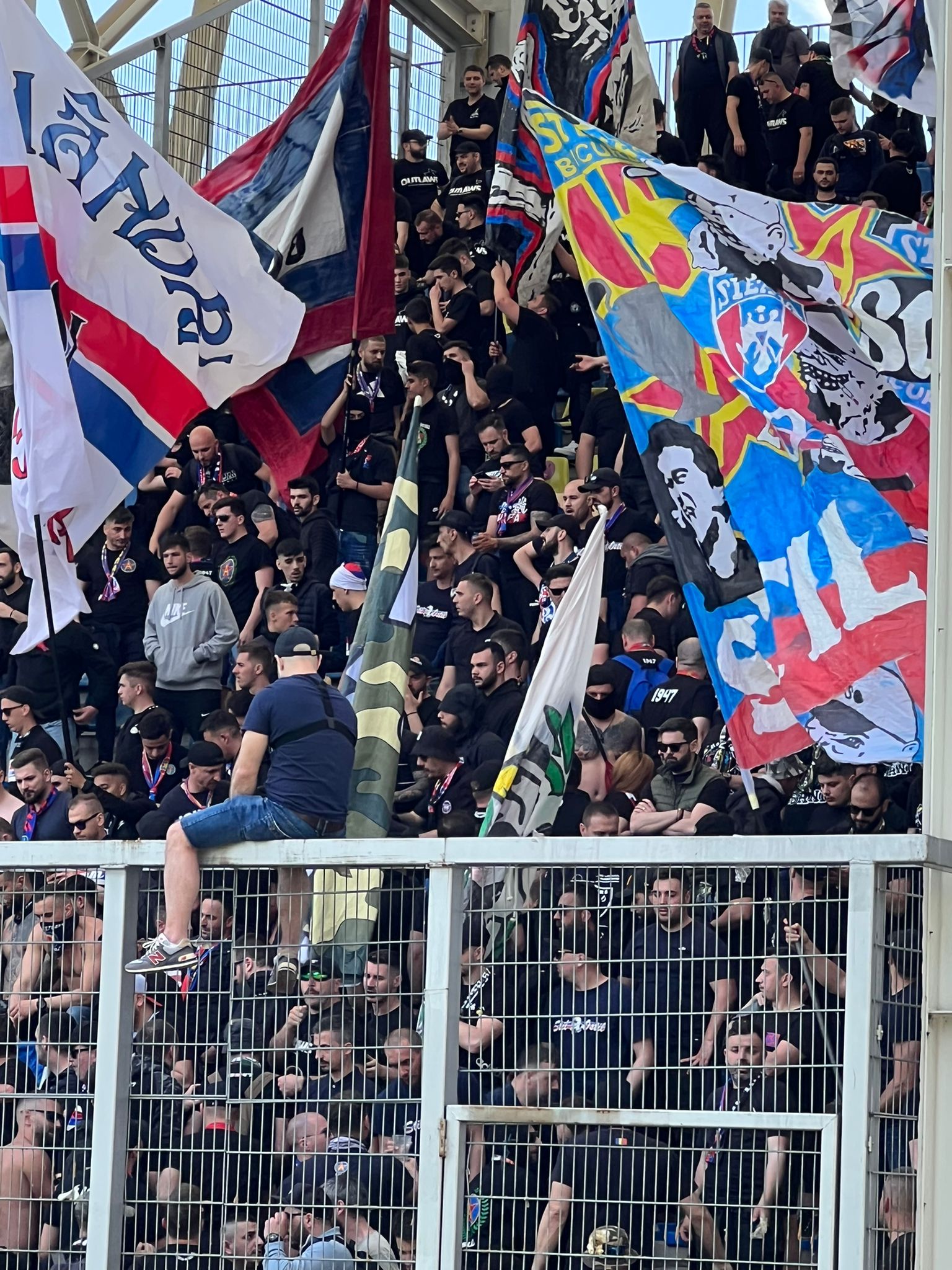 Suporterii Stelei au ajuns în peluză