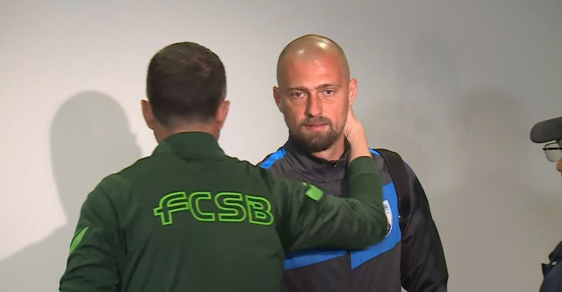 Gabi Tamaș, îmbrățișat de Mihai Stocia după FC Voluntari - FCSB. Sursă foto: Orange Sport