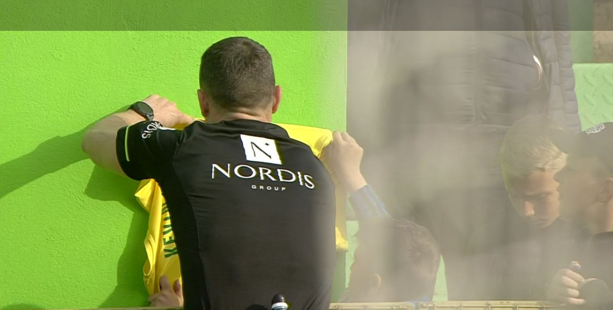 Istvan Kovacs, asaltat de suporteri pentru autografe și poze la duelul CS Mioveni - FC Botoșani. Sursa foto: Orange Sport