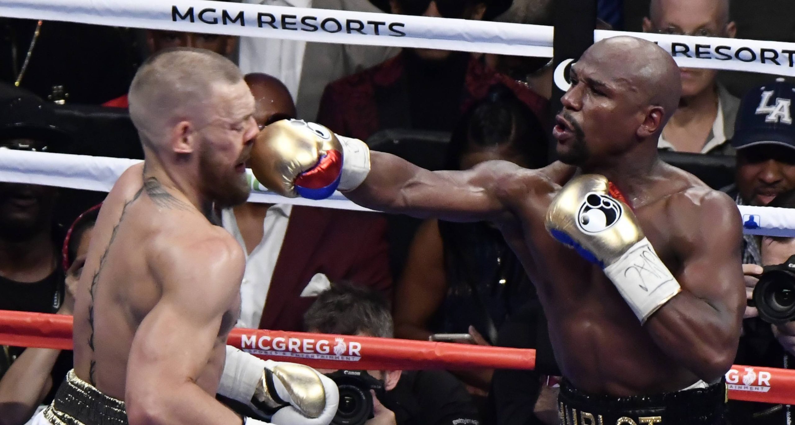 Floyd mayweather jr. Флойд мейвезер. Флойд мейвезер на ринге. Мейвезер получил. Роджер мейвезер.