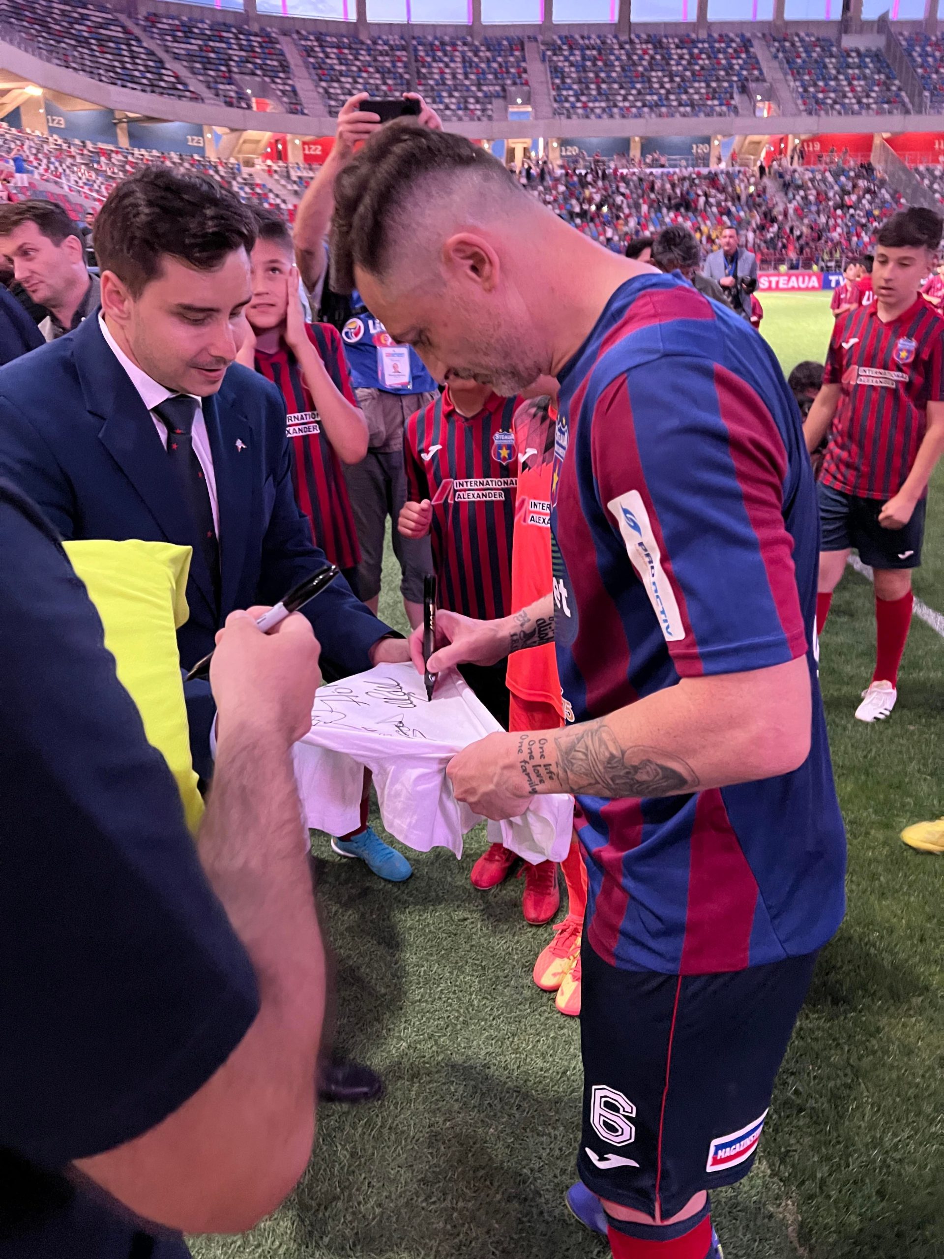 Mirel Rădoi, autografe la finalul meciului Steaua - România. Sursă foto: playsport.ro