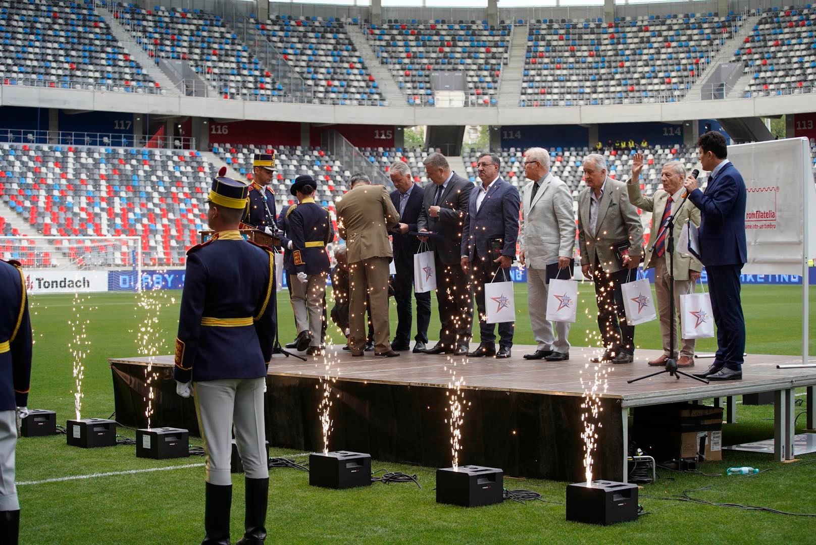 Foto exclusiv. Sărbătoare în Ghencea cu ocazia împlinirii a 75 de ani