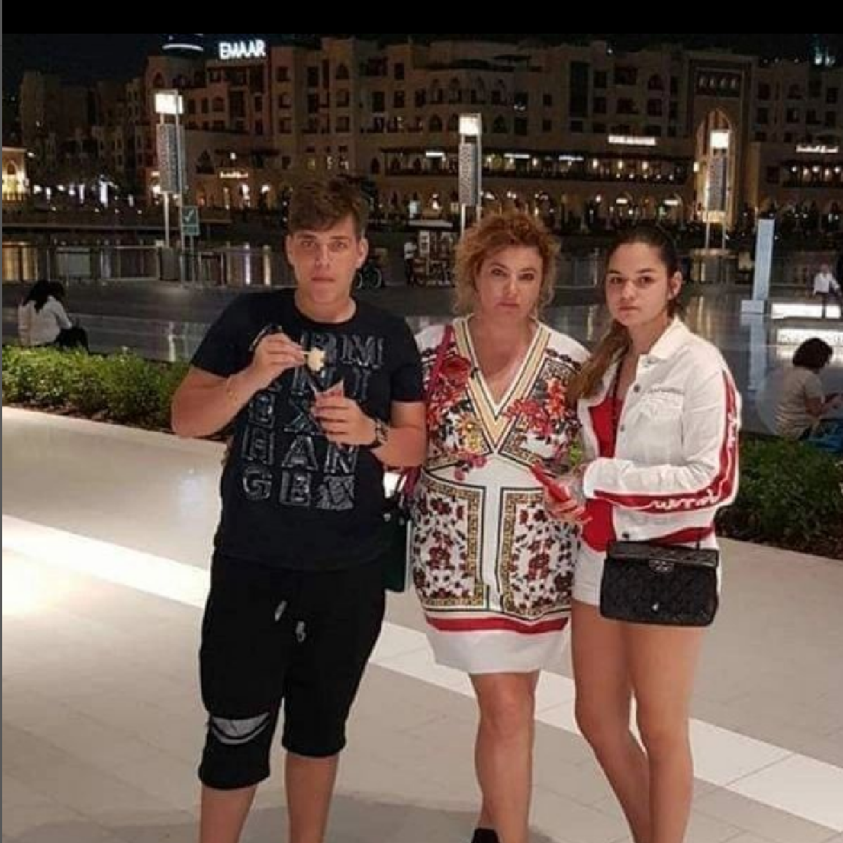 Gemenii lui Cristi Borcea din căsătoria cu Mihaela, alături de mama lor. Sursă: Instagram