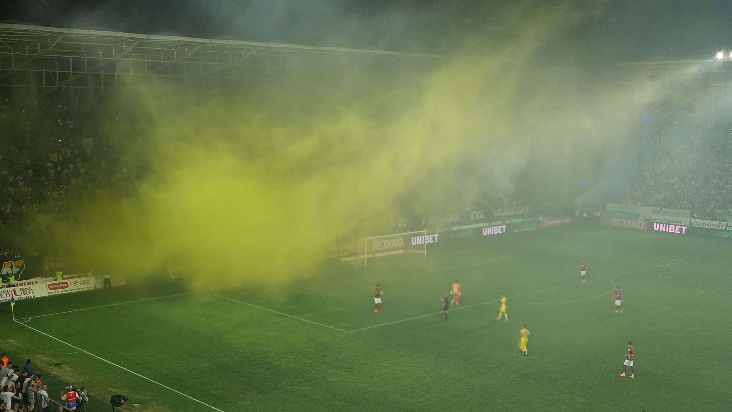 Spectacol pirotehnic făcut de fanii Petrolului