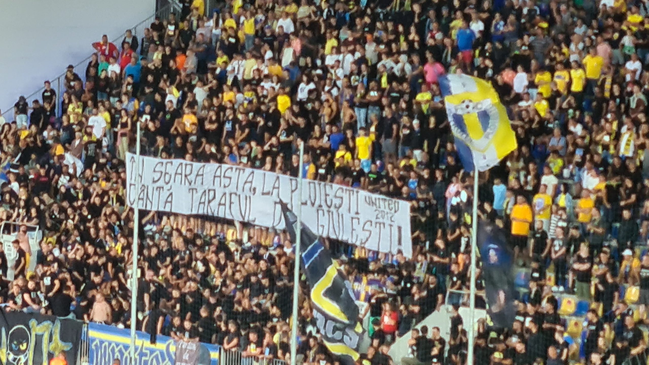 Fanii din Peluza Latină i-au luat la țintă pe giuleșteni