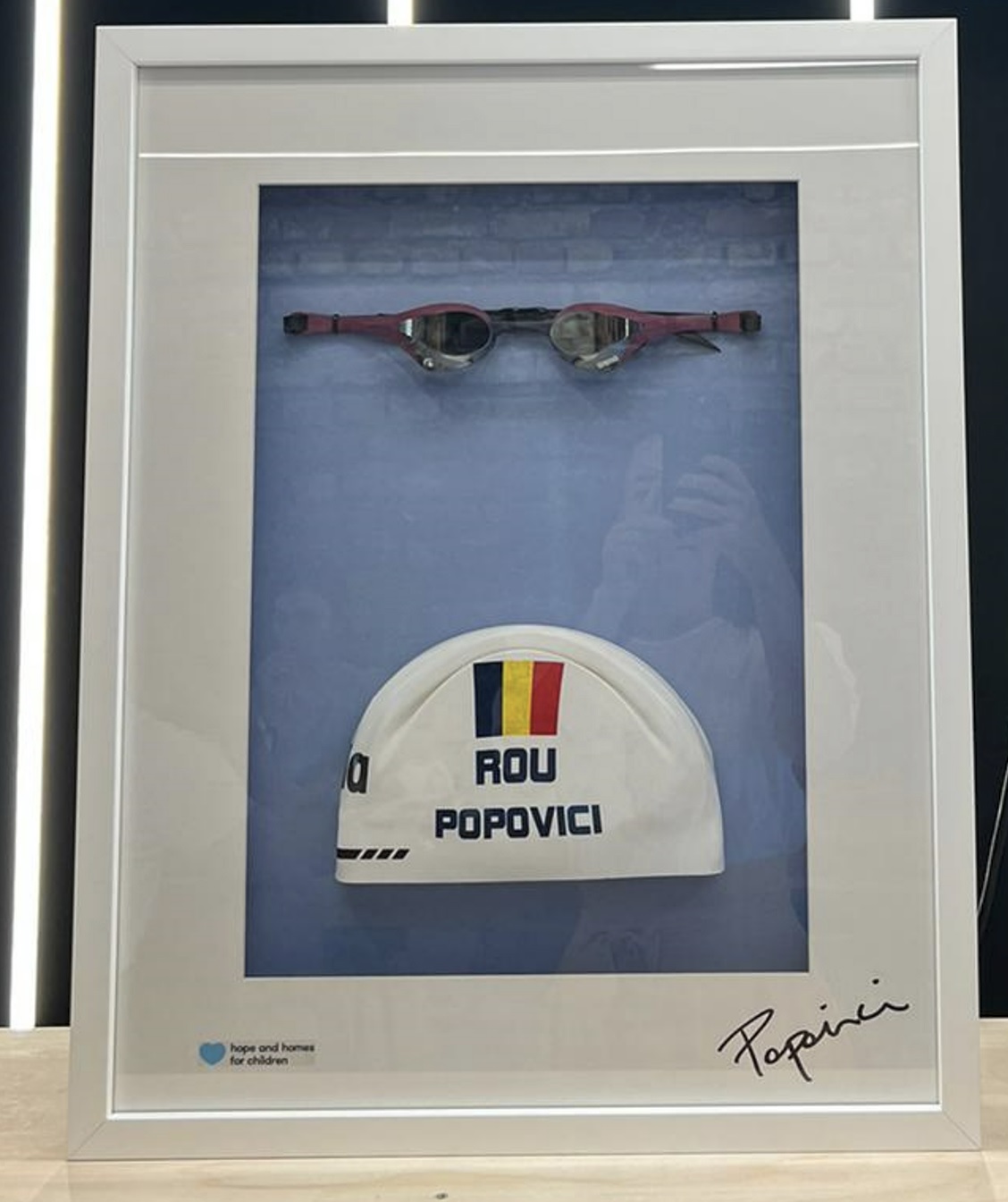 Echipamentul de campion mondial al lui David Popovici, înrămat și semnat