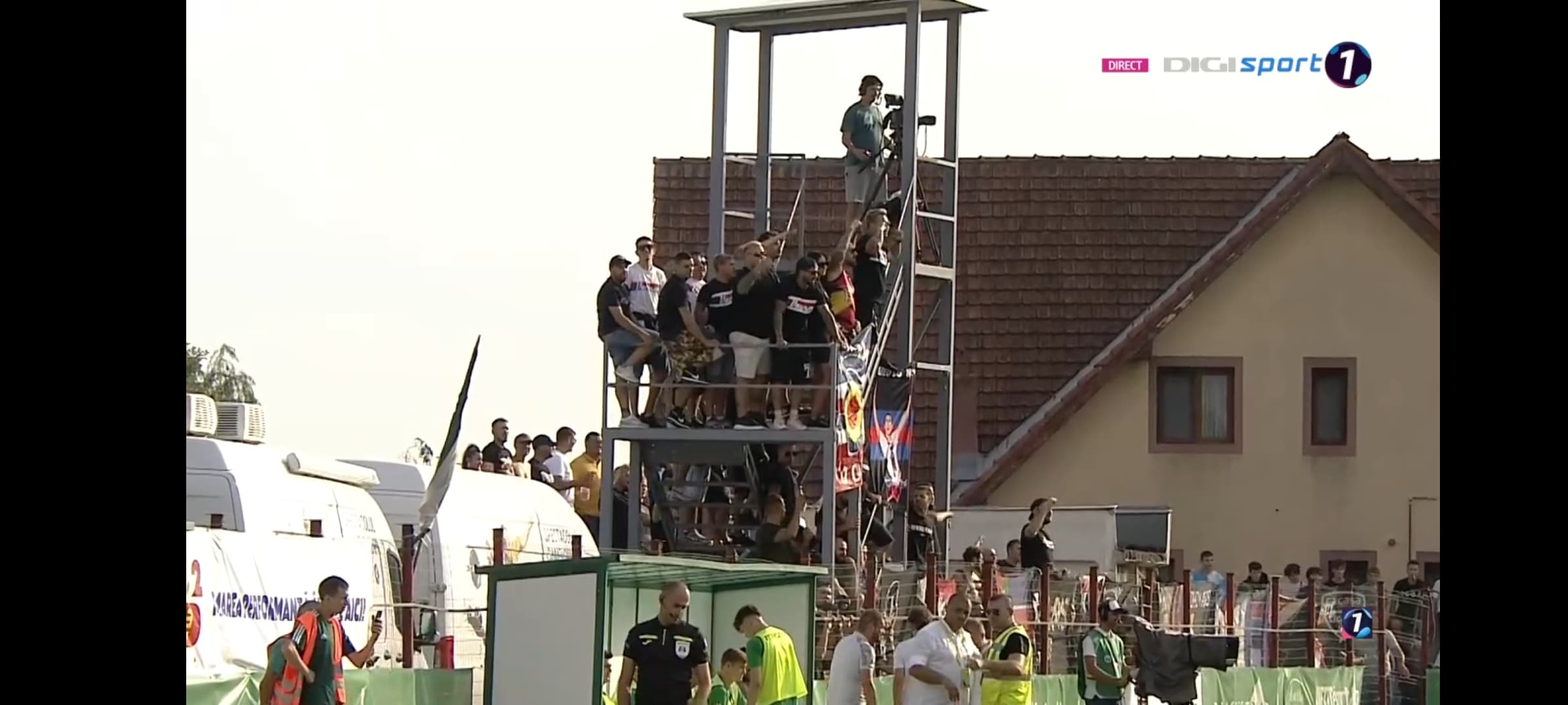 Suporterii CSA Steaua au fost prezenți la meciul cu Dumbrăvița. Sursa foto: captură TV Digi Sport