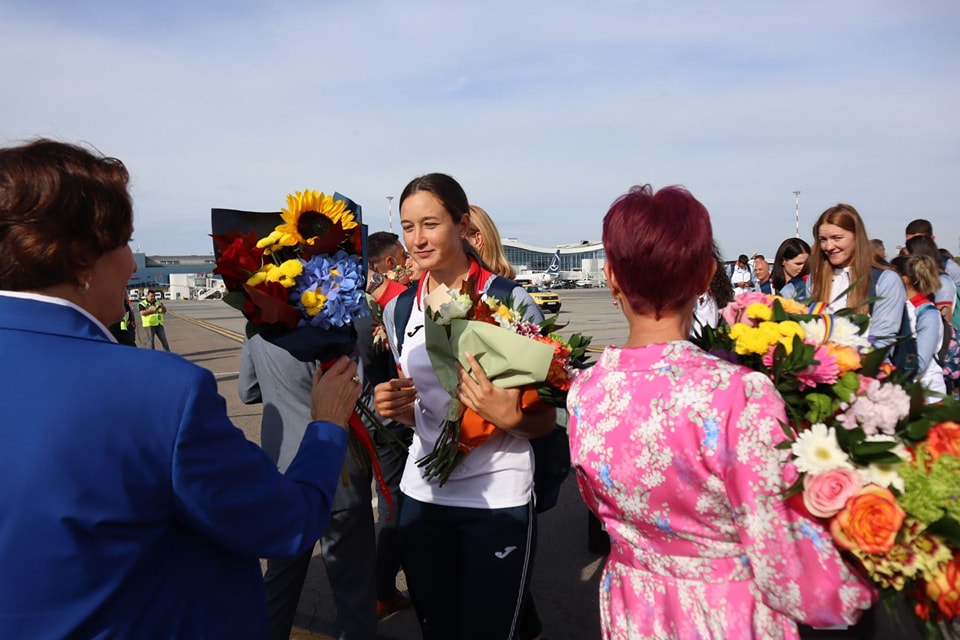 Simona Radiș, pe aeroportul Henri Coandă. Sursa foto: Facebook Federatia Romana de Canotaj