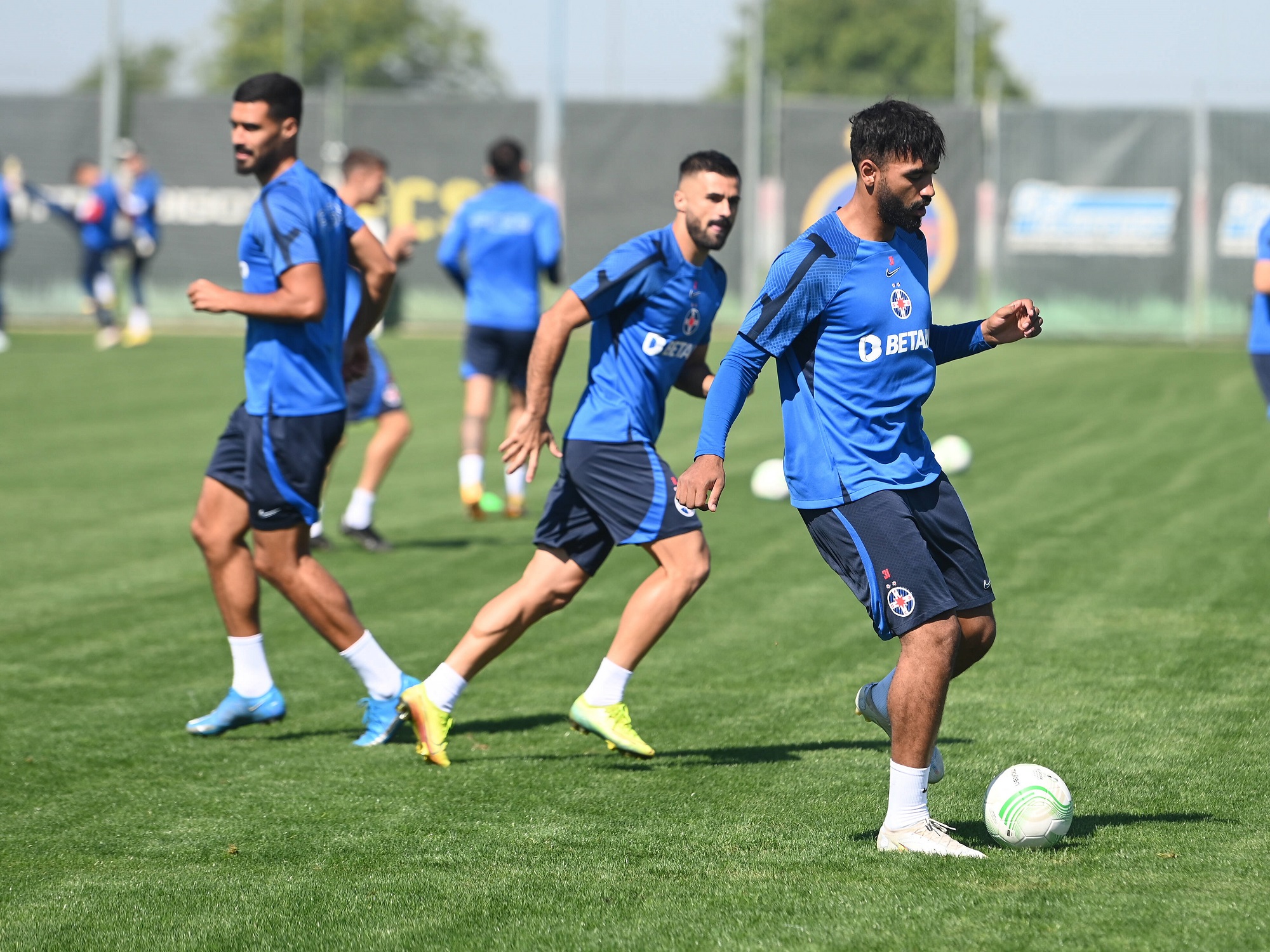 FCSB trebuie să îşi domine adversarii în teren conform dorinţelor finanţatorului echipei Copyright: xRazvanxPasarica/SPORTxPICTURESx