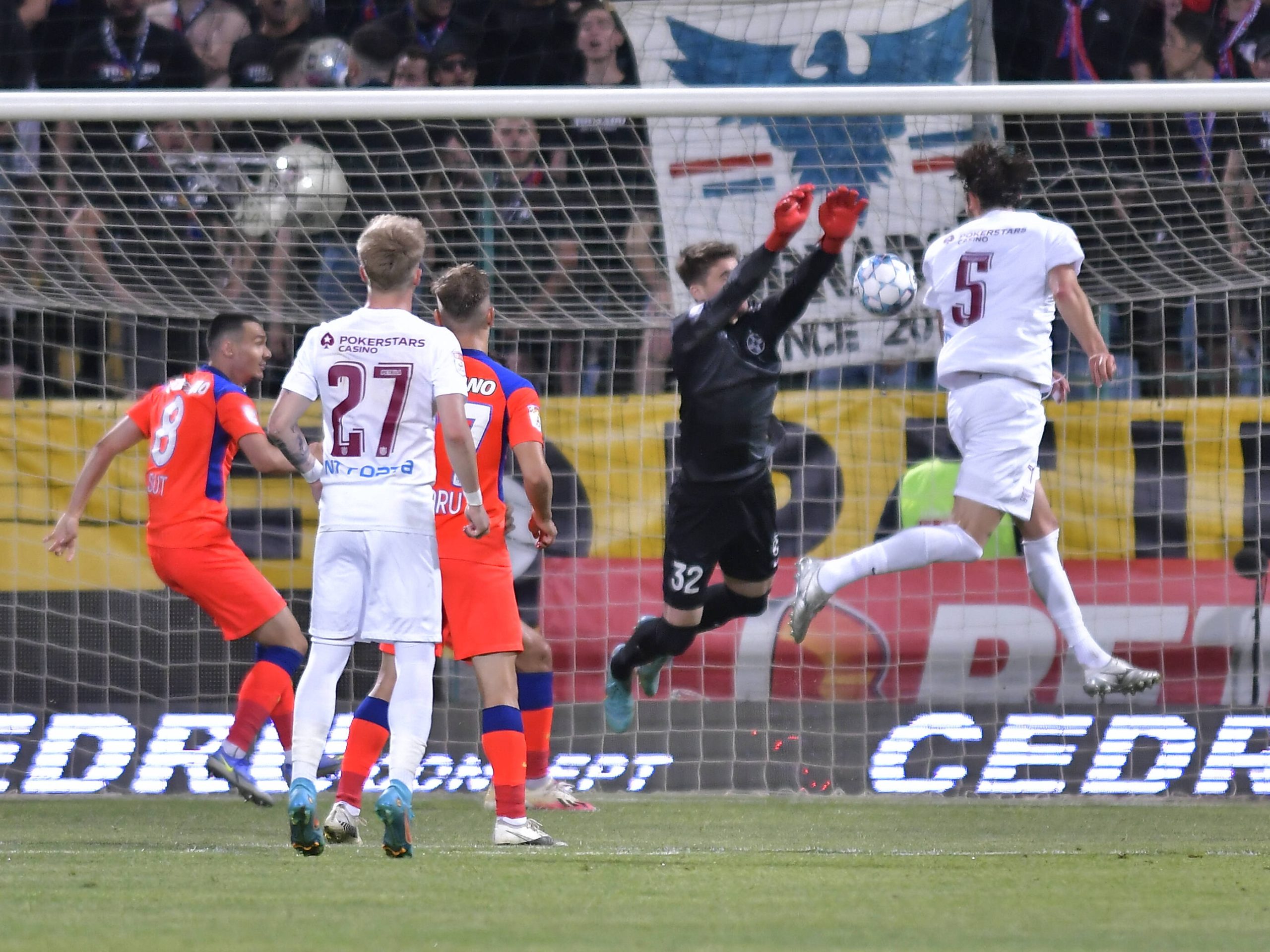 FCSB şi CFR sunt despărţite în clasament de şase puncte, clujenii find în faţa roş-albaştrilor FOTO: Sport Pictures
