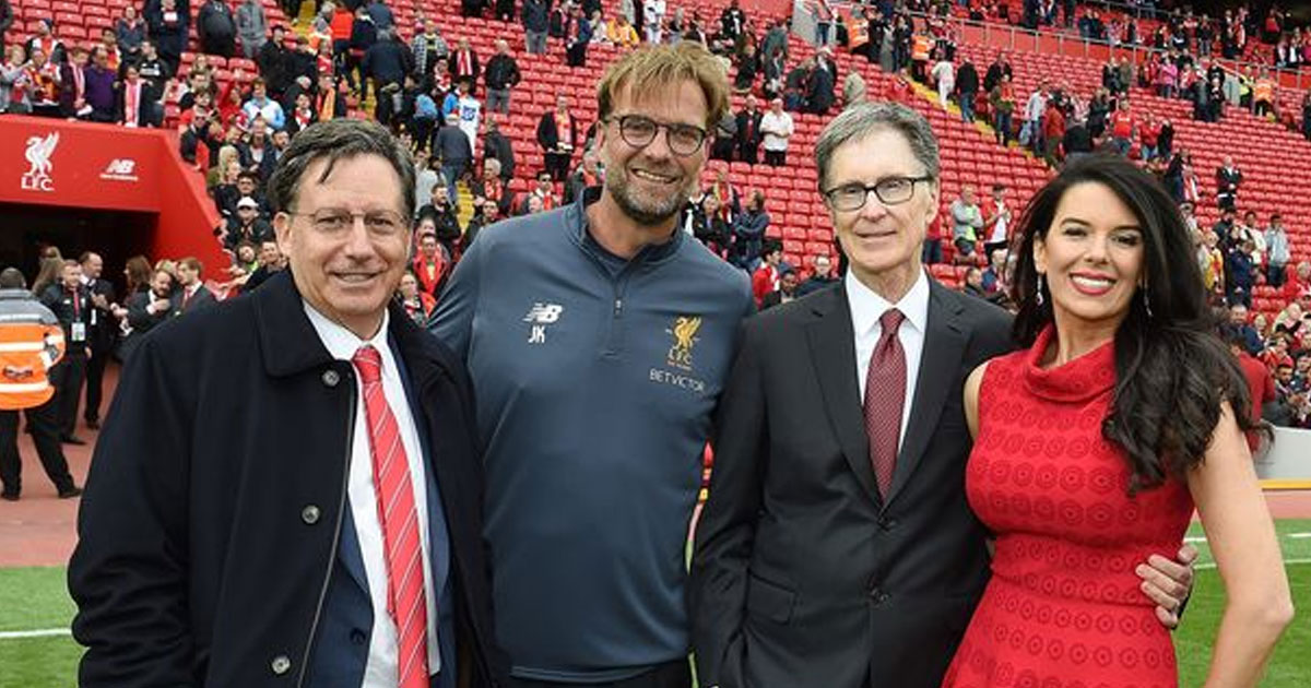 Jurgen Klopp, alături de patronii clubului pe care îl patronează din 2015 