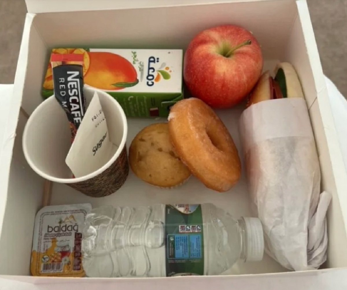 Micul dejun primit de fanii cazați la corturile din Qatar pe durata Cupei Mondiale de fotbal. Sursă: The Sun