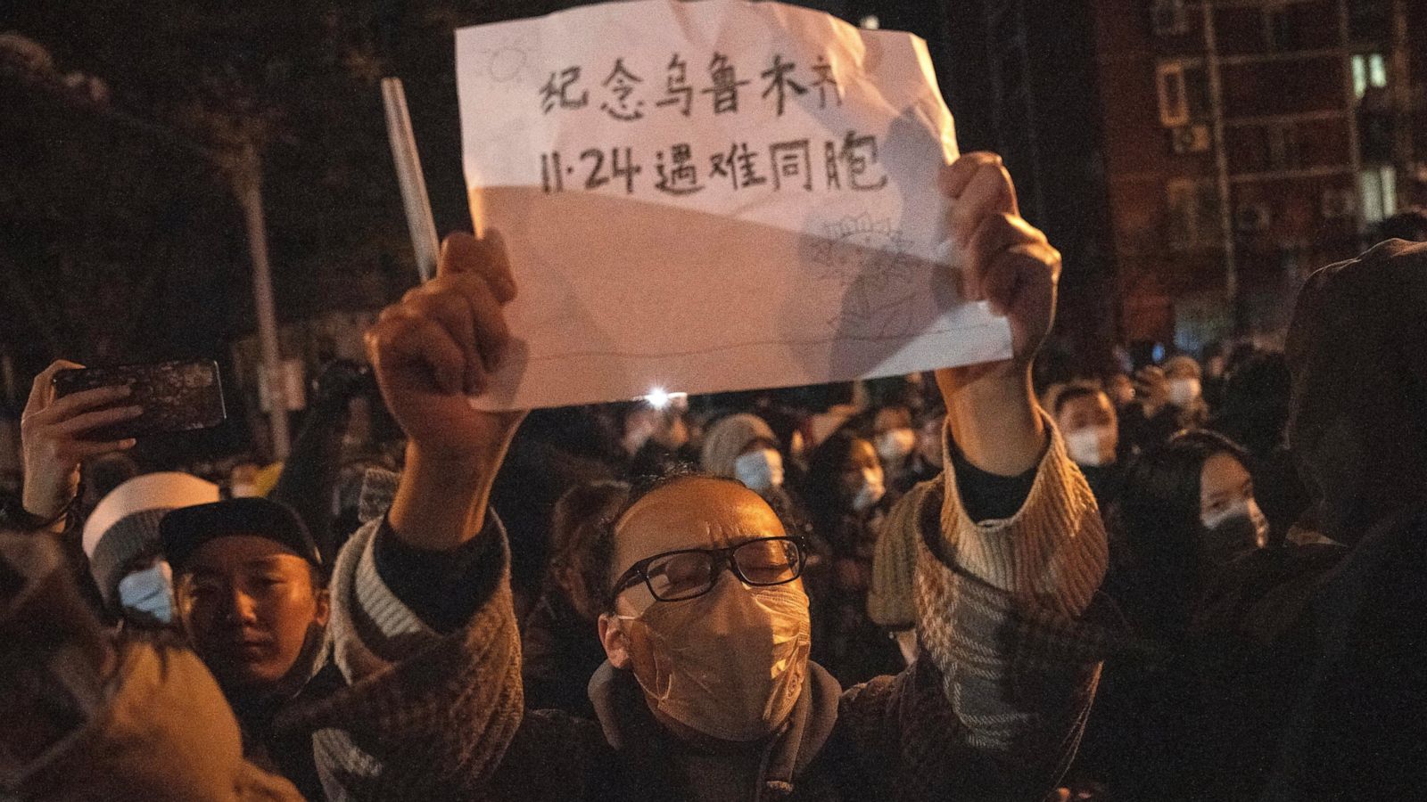 Chinezii au ieşit în stradă să protesteze împotriva restricţiilor dure impuse din cauza pandemiei de coronavirus 