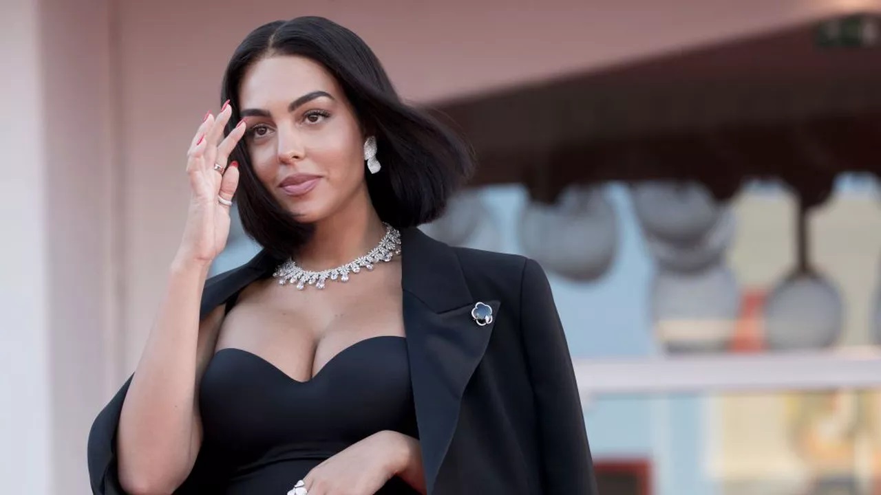 Georgina s-a îmbrăcat cu o avere. Cât au costat hainele modelului