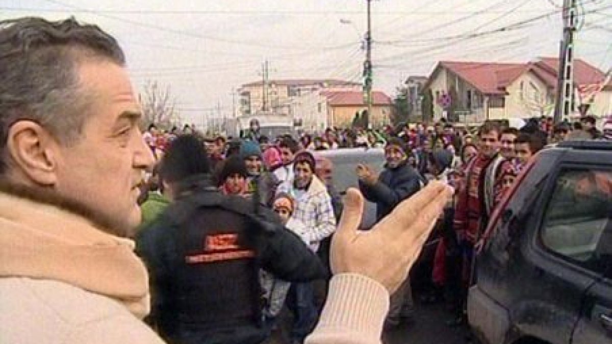 Gigi Becali era asaltat în anii trecuţi de sute de clindători pe care îi răsplătea cu bani 