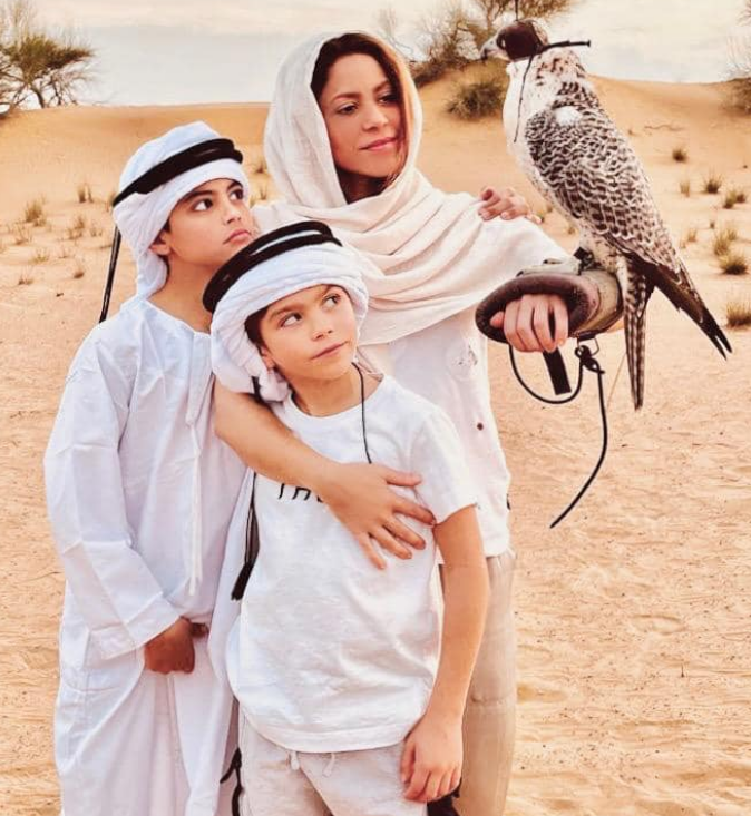 Shakira are 45 de ani şi a ales să se fotografieze alături de copiii ei, Sasha şi Milan 