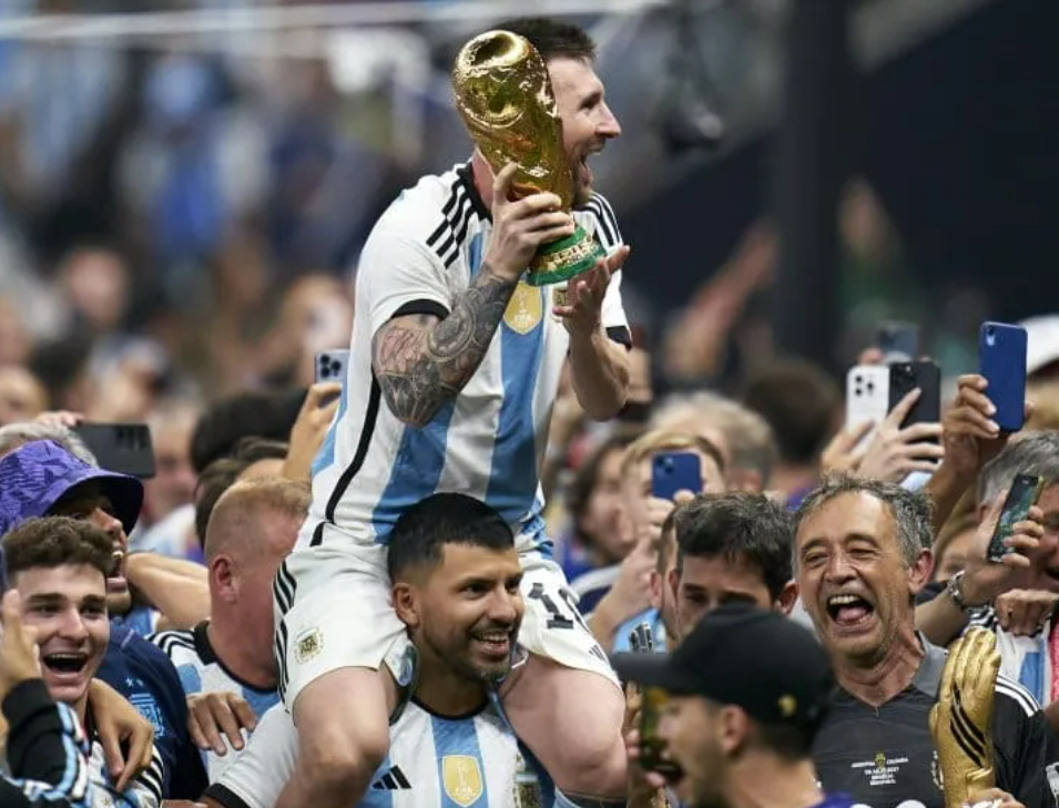 Aguero l-a purtat pe umeri pe Messi care avea în mâini trofeul Cupei Mondiale 