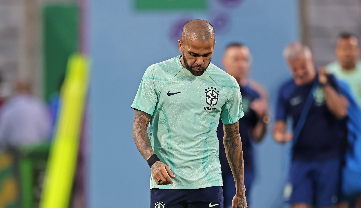 Dani Alves pare că este lovit din toate părţile în acest început de an 