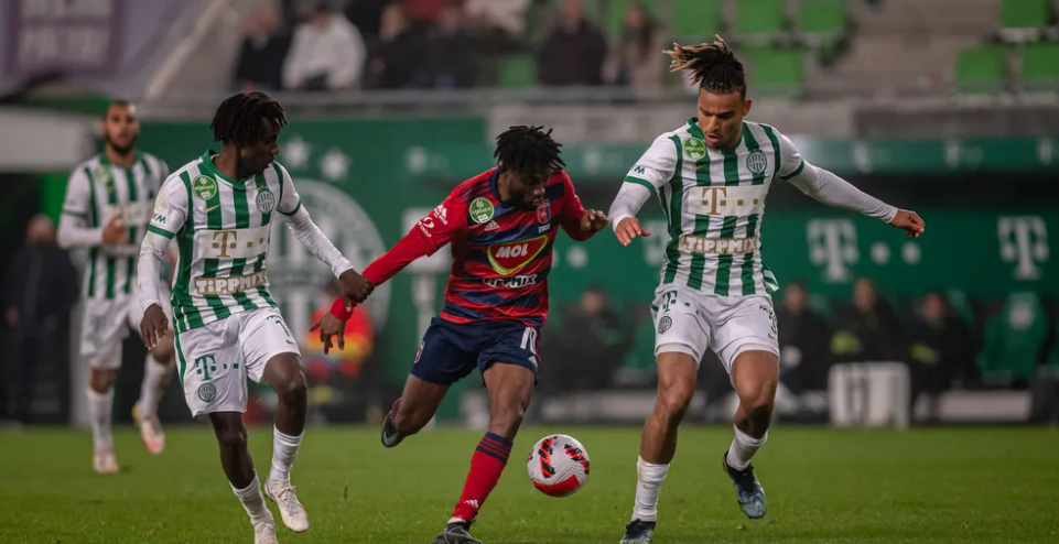 Bamgboye, într-un duel cu adversarii de la Ferencvaros, sursă foto: MOL Fehervar Facebook