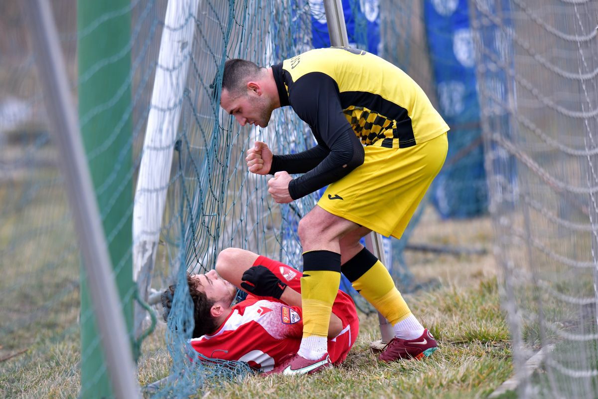 Bani s-a accidentat după o intrare tare a portarului advers. Spiritele s-au încins, iar arbitrul a dictat două eliminări, Sursă foto: gsp.ro