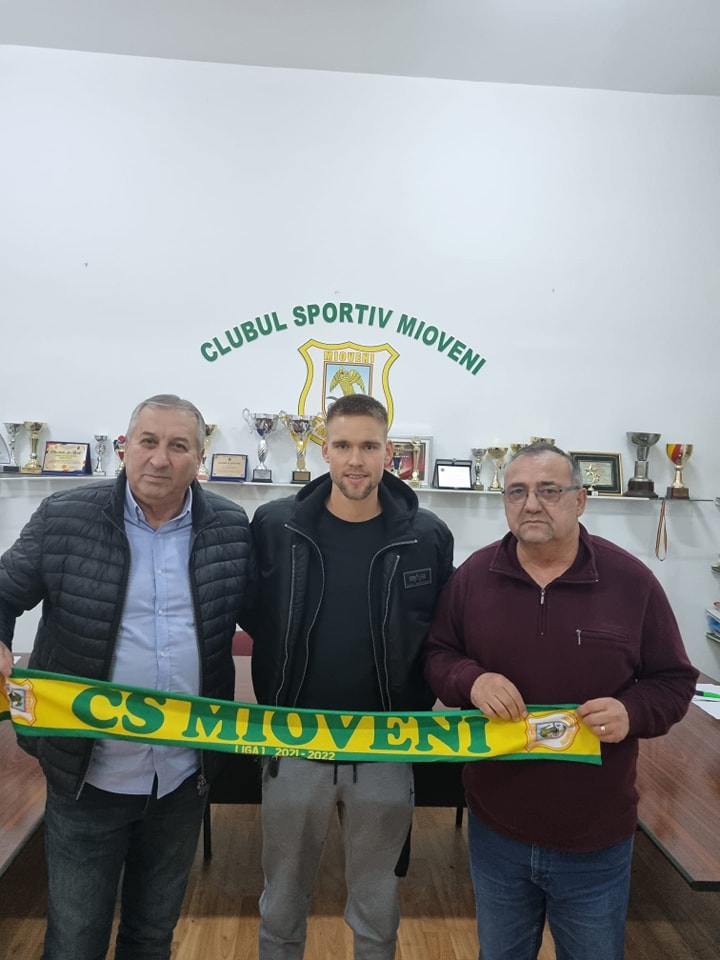 Brent Lepistu evoluează pe postul de mijlocaş 