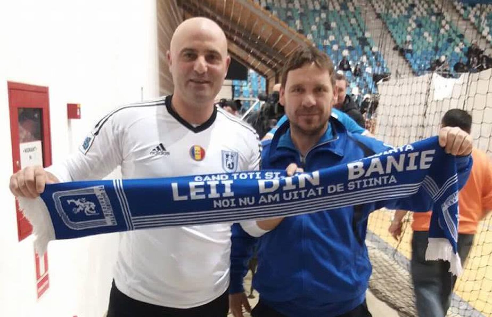 Cătălin Rizan, în stânga, şi-a pus semnătura pe documentul care îi poate face pe olteni să piardă partida prin forfait