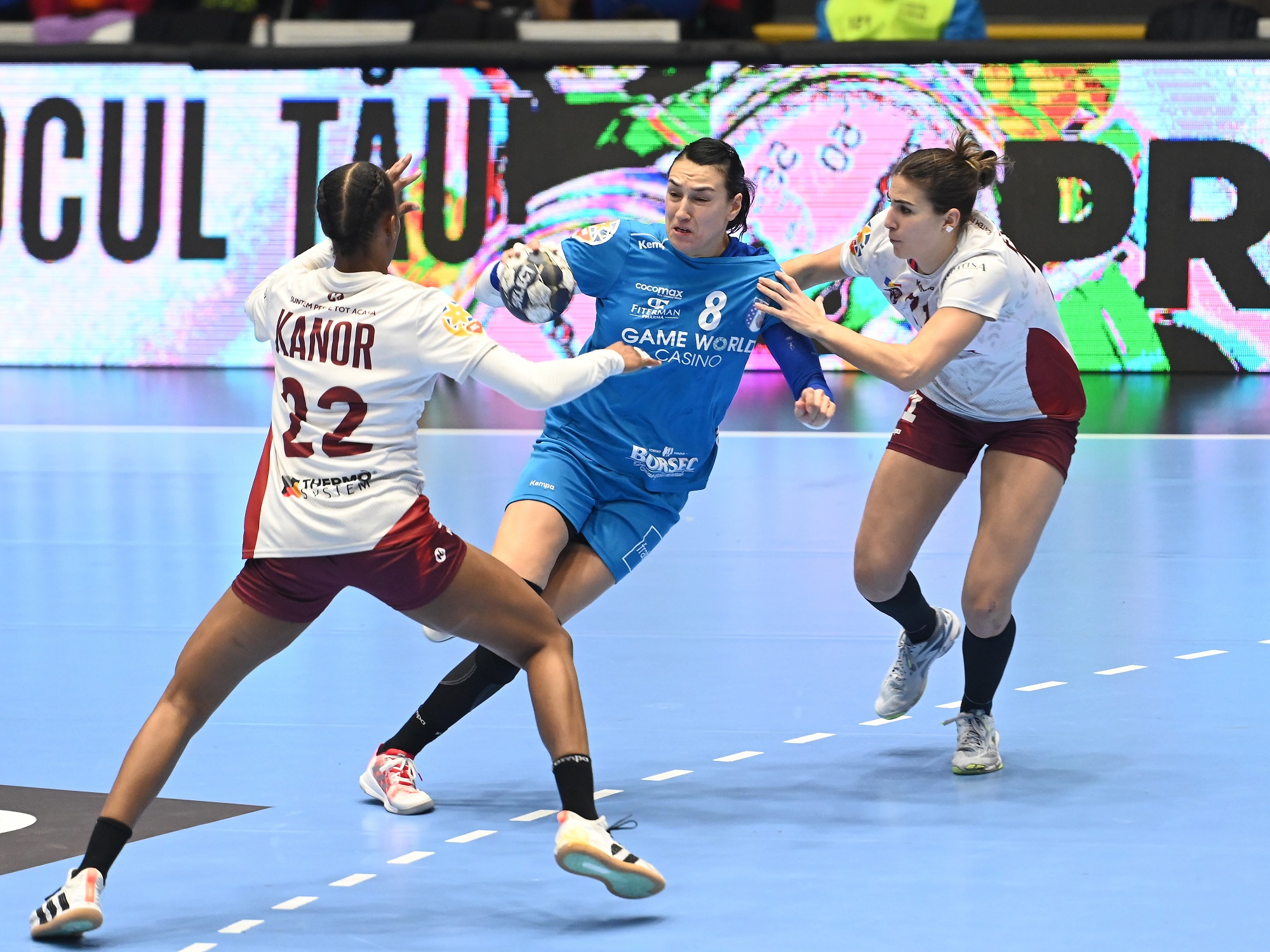  Cristina Neagu, într-un meci din Liga campionilor pentru CSM Bucureşti © FOTO:Razvan Pasarica/SPORT PICTURES