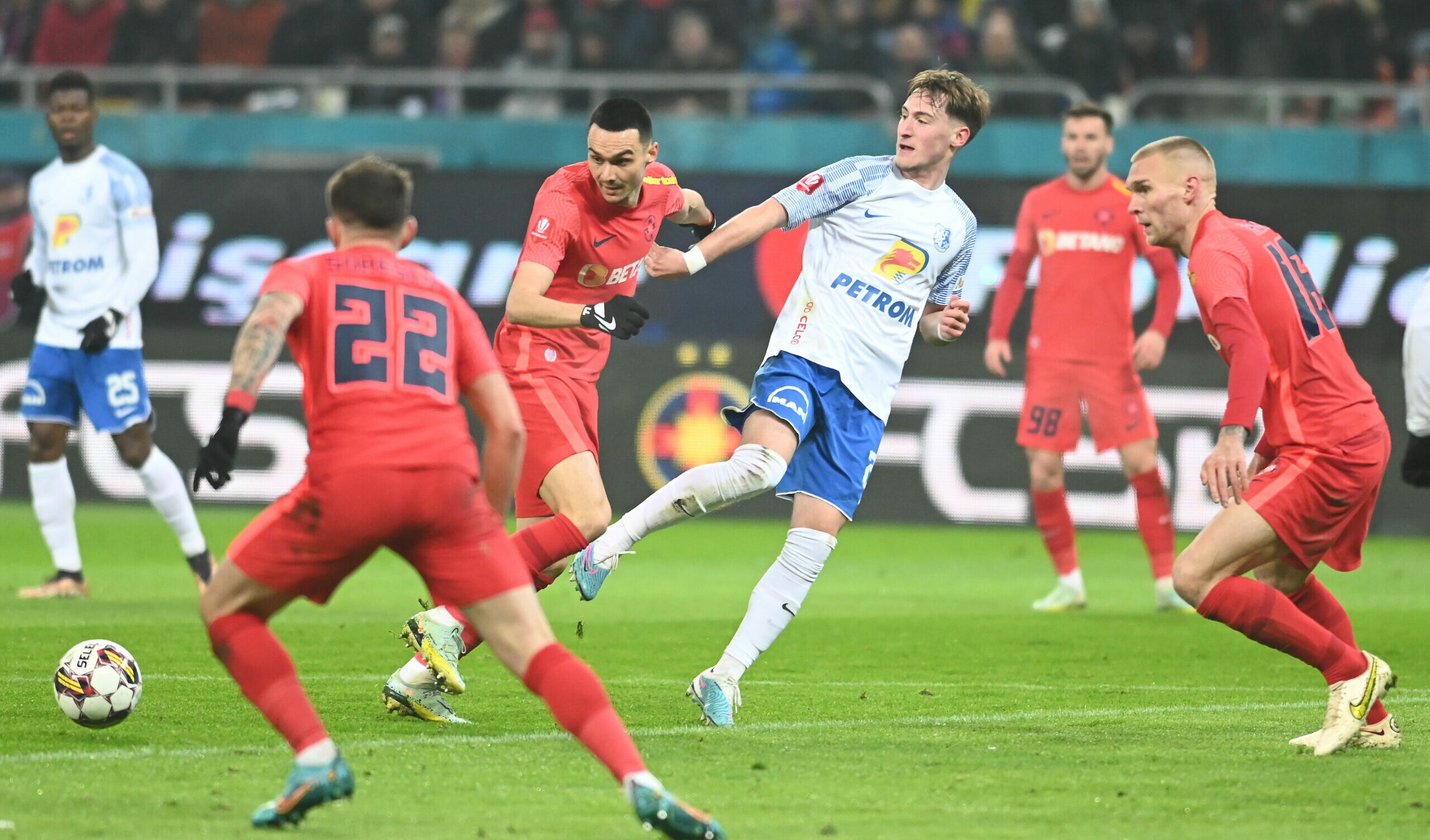 FCSB a pierdut şansa de a se apropia de locul secund al clasamentului după eşecul în faţa Farului