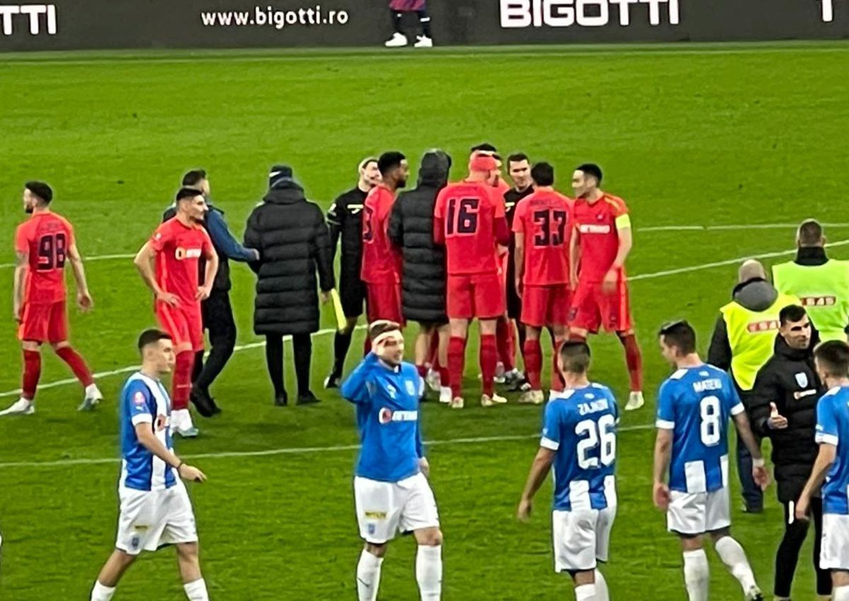 Cei de la FCSB i-au reproşat lui Cojocaru şi asistentulkui său faza pe care o consideră interpretată greşit 