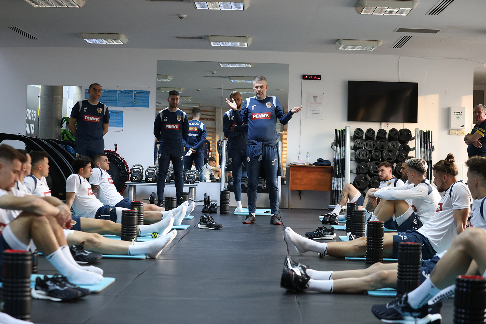 Iordănescu jr le vorbeşte tricolorilor la prima şedinţă de pregătire de la Mogoşoaia 