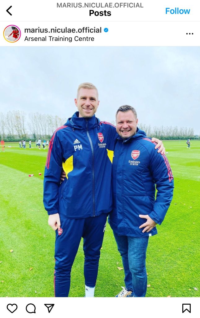 Marius Niculae s-a pozat în baza lui Arsenal cu Per Mertesacker, managerul academiei lui Arsenal. (Foto: Instagram)