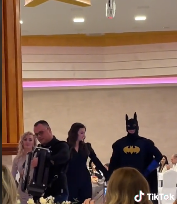 „După o lună în Balkani”. Ce se întâmplă când la o nuntă apare „Batman” și îi scoate pe invitați la dans