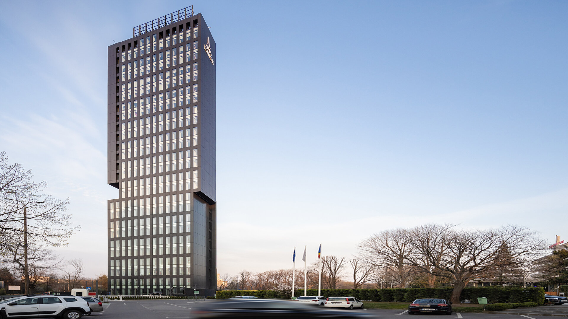 Aceasta este clădirea construită cu ajutorul împrumutului CEC Bank 