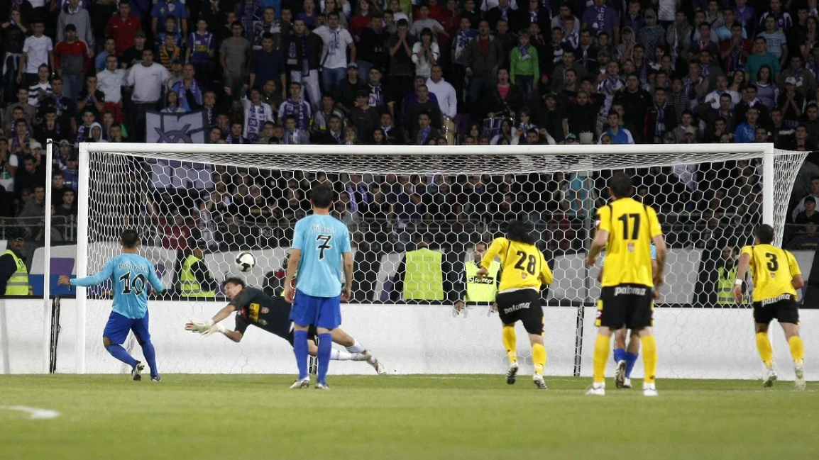 Imagine din partida jucată în 2009 care practic a decis titlul în acel sezon al Superligii