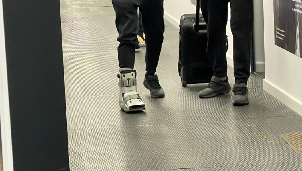 Atela montată la piciorul drept al lui Şut, sursă foto. gsp.ro 