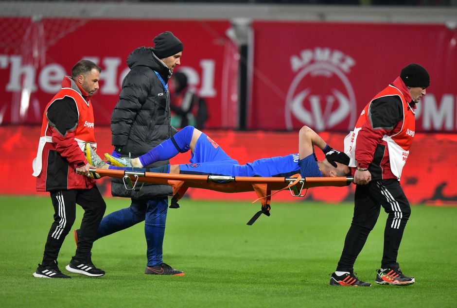 Şut, extrem de afectat în momentul în care a părăsit suprafaţa de joc, sursă foto: gsp.ro 