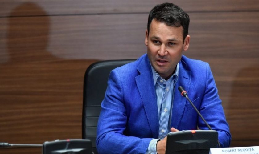 Robert Negoiță, fratele fostului patron de la Dinamo, a plantat palmieri în Piața Unirii