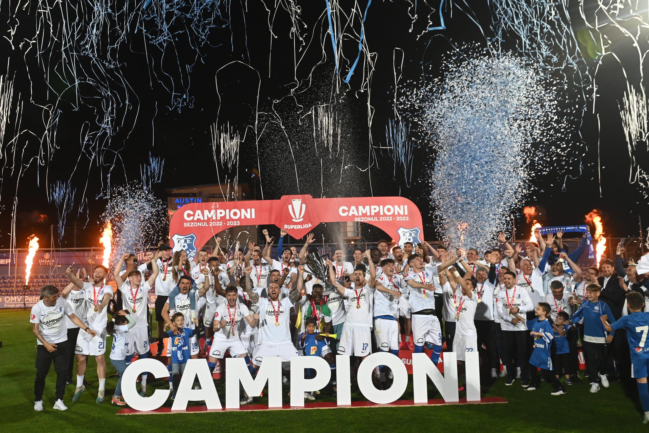 Constănţenii au primit trofeul la finalul jocului cu FCSB © FOTO:Razvan Pasarica/SPORT PICTURES